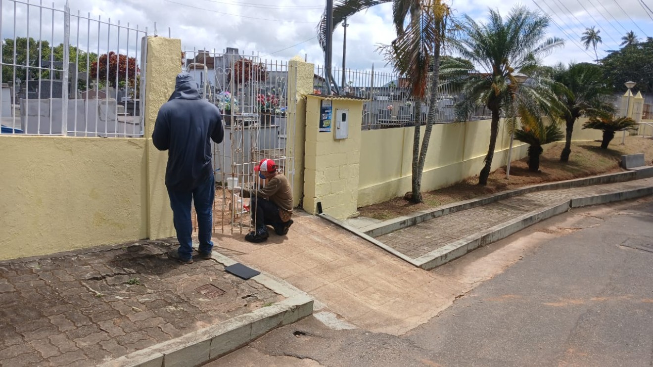 Cemitérios de Anchieta em manutenção para o Dia de Finados
