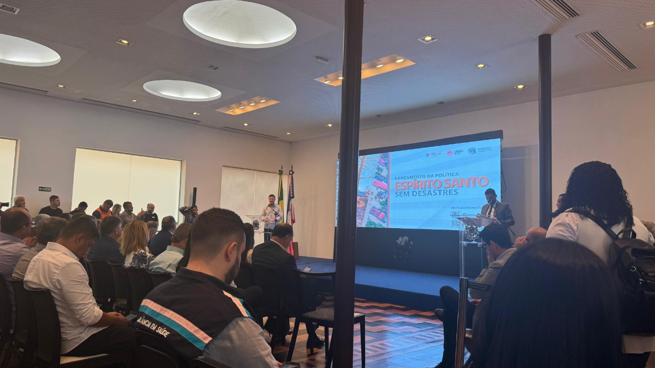 Evento sobre prevenção de desastres naturais no Palácio Anchieta.
