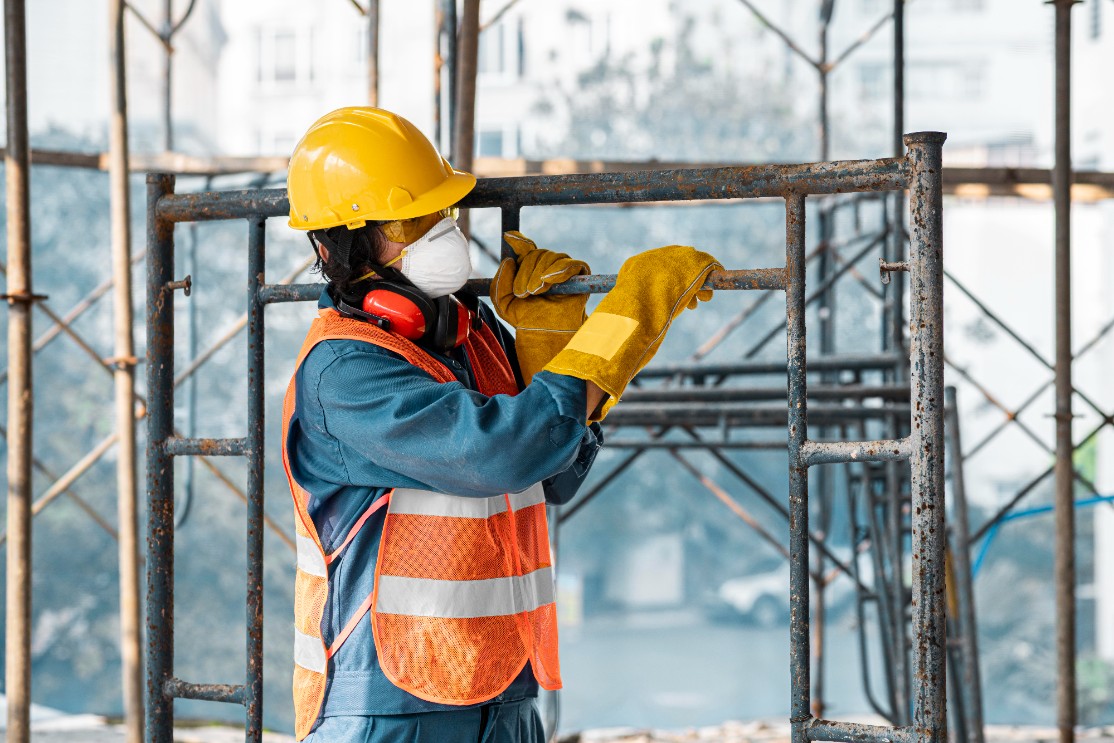 Foto: Homem com equipamento de segurança