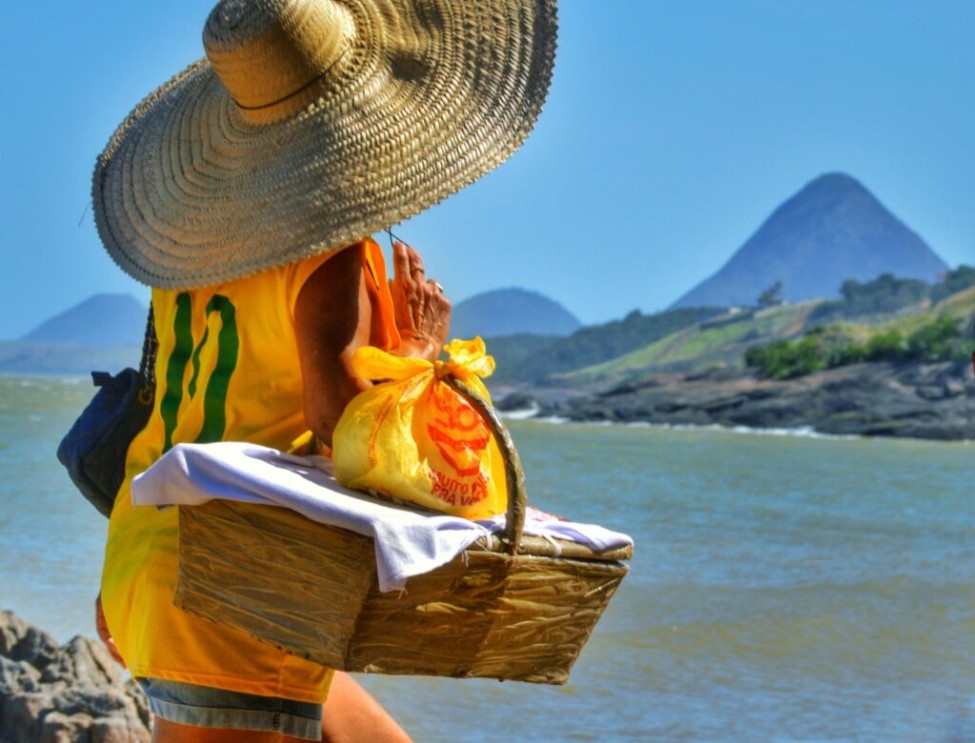 Imagem de ambulante na praia de Anchieta. Foto: Lucas Carneiro