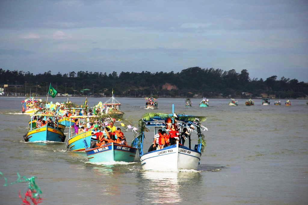 Capa da notícia Pescadores preparam barcos para tradicional procissão marítima
