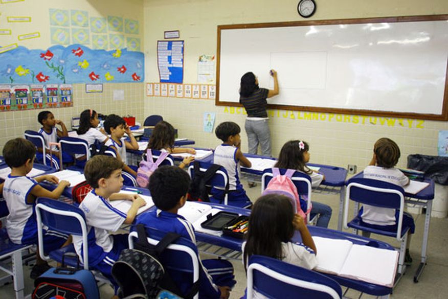 Auxílio Brasil exige que aluno comprove frequência na escola Capa da notícia Auxílio Brasil exige que aluno comprove frequência na escola