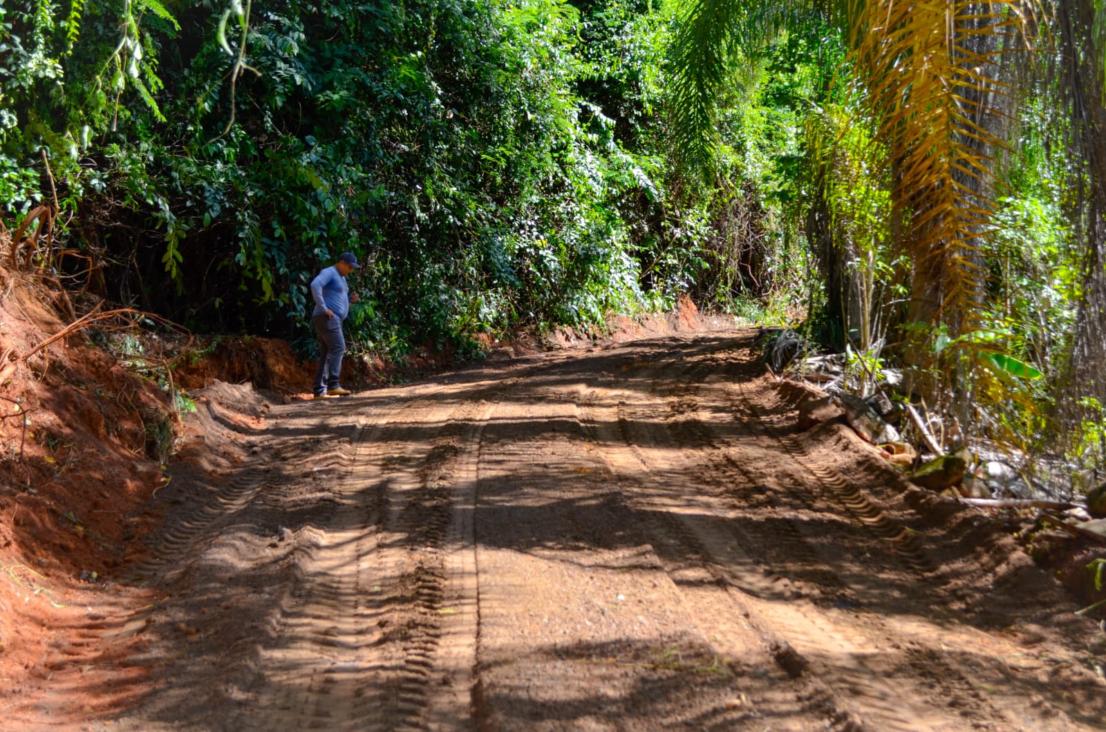 Capa da notícia Prefeitura realiza aplicação de Revsol na estrada de Cafundó
