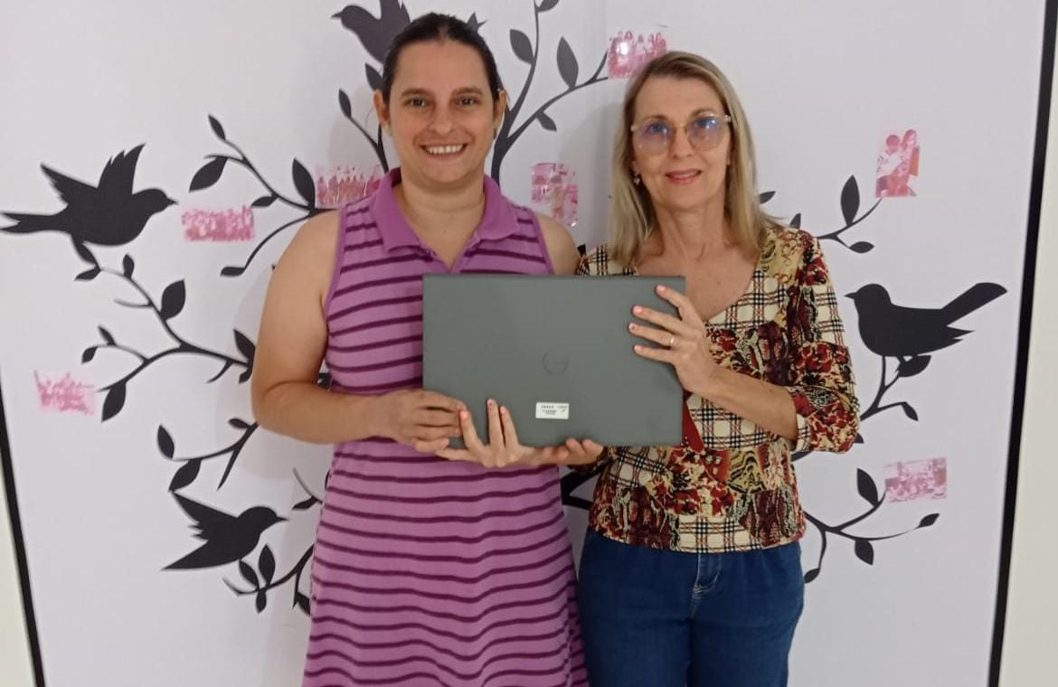 Capa da notícia Tecnologia nas escolas: professores de Anchieta recebem notebooks