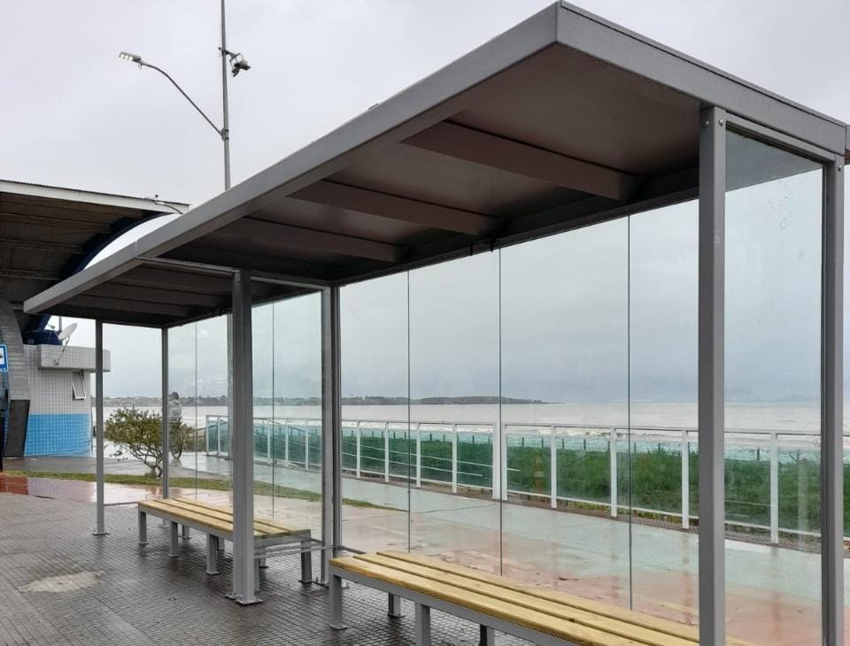 Capa da notícia Novos pontos de ônibus contam com iluminação. Quem fixar cartazes no local será multado