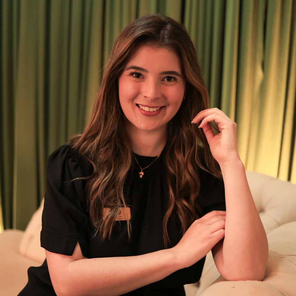 Cerimonialista Cris Oliveira