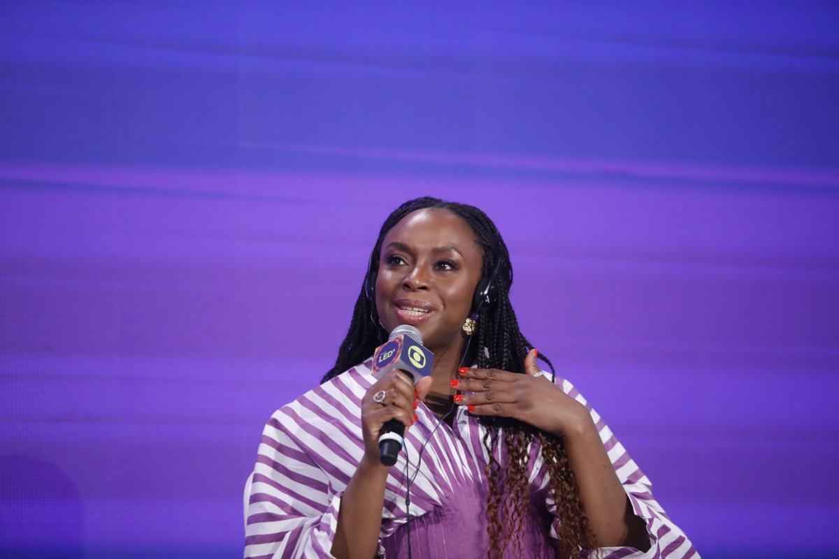 Chimamanda Adichie propõe novas narrativas no Festival LED de literatura