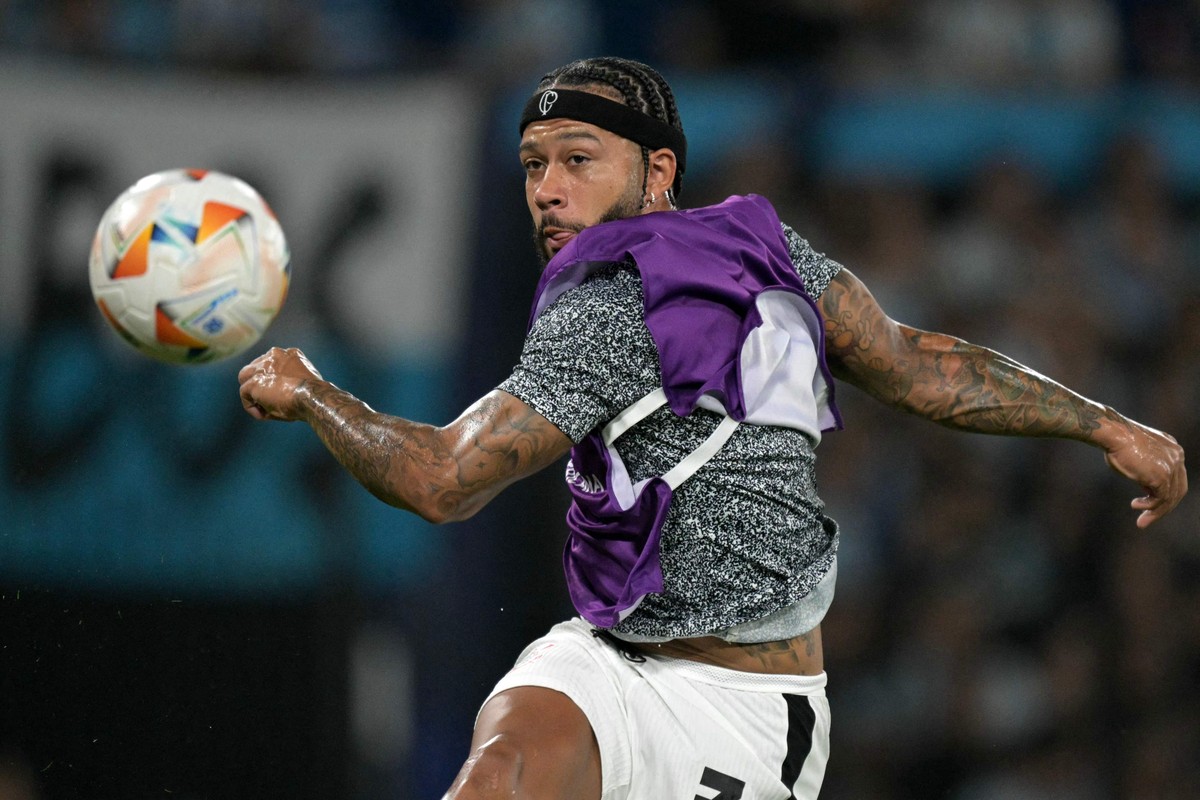 Corinthians enfrenta crise interna e jornal espanhol critica postura de Depay