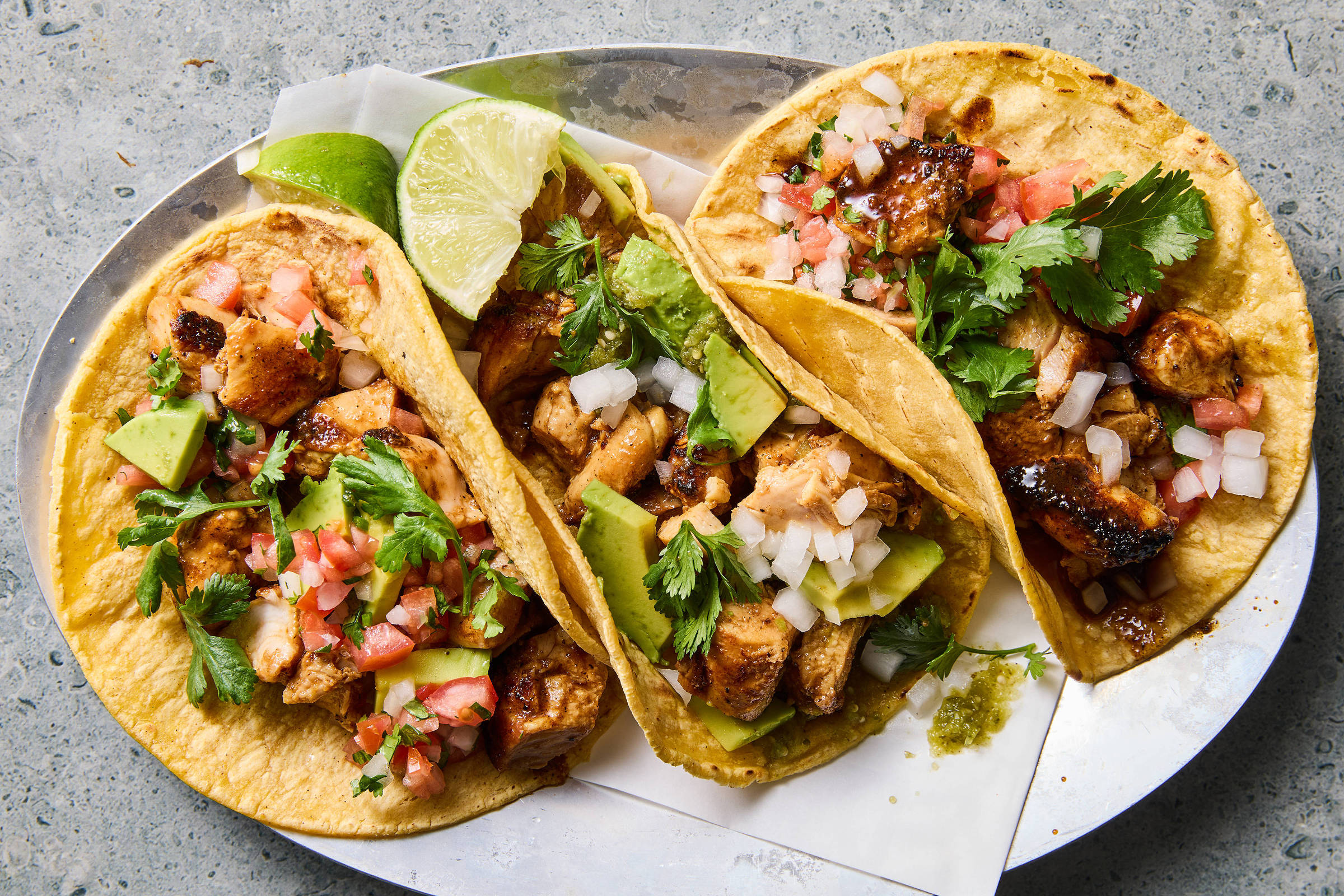 Aprenda a preparar tacos de frango com molho apimentado de forma simples