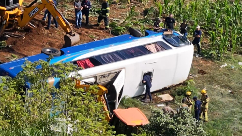 Ônibus tombou em Imigrante, no RS (Foto: Reprodução/ RBS TV)