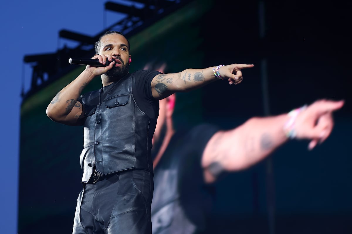 Drake apresenta seu luxuoso jato privado com cinema e mesa de pôquer