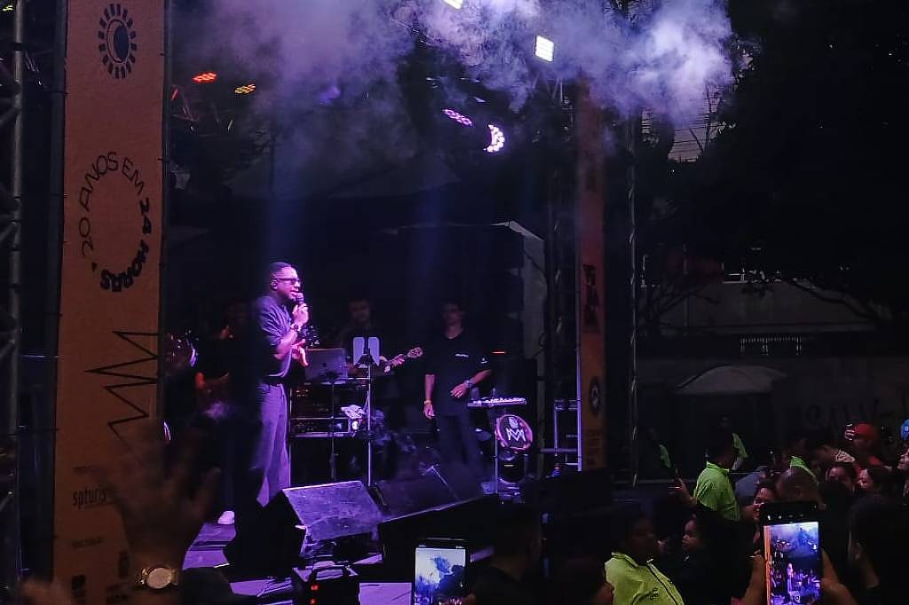Mumuzinho agita fim da Virada Cultural 2025 em Parelheiros, zona sul de São Paulo. (Foto: Alex Avelino/Folhapress)  
Show de Latino durante a Virada Cultural, em Parelheiros, zona sul de São Paulo. (Foto: Alex Avelino/Folhapress)