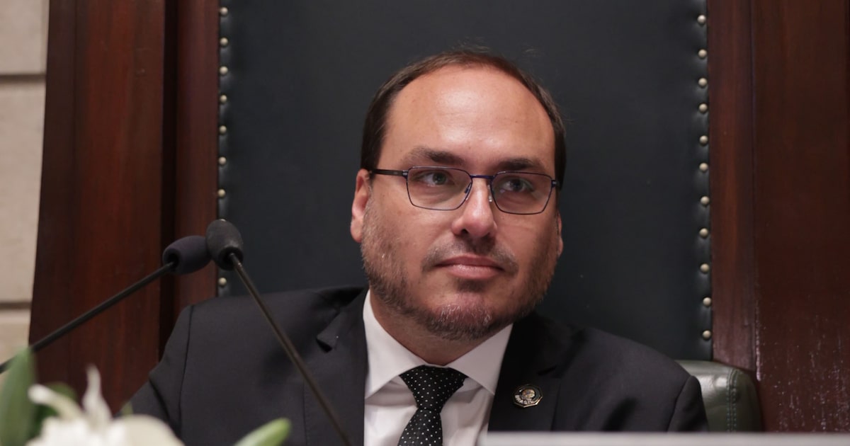Carlos e Eduardo Bolsonaro depõem sobre críticas a Alexandre de Moraes