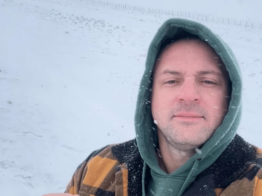 Brasileiro é resgatado após ficar preso na neve e evita congelamento