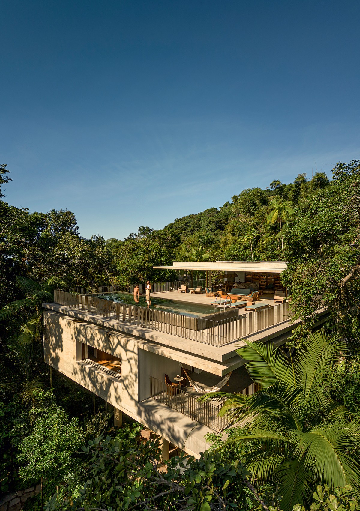 Casa suspensa no Guarujá preserva vegetação nativa da Mata Atlântica