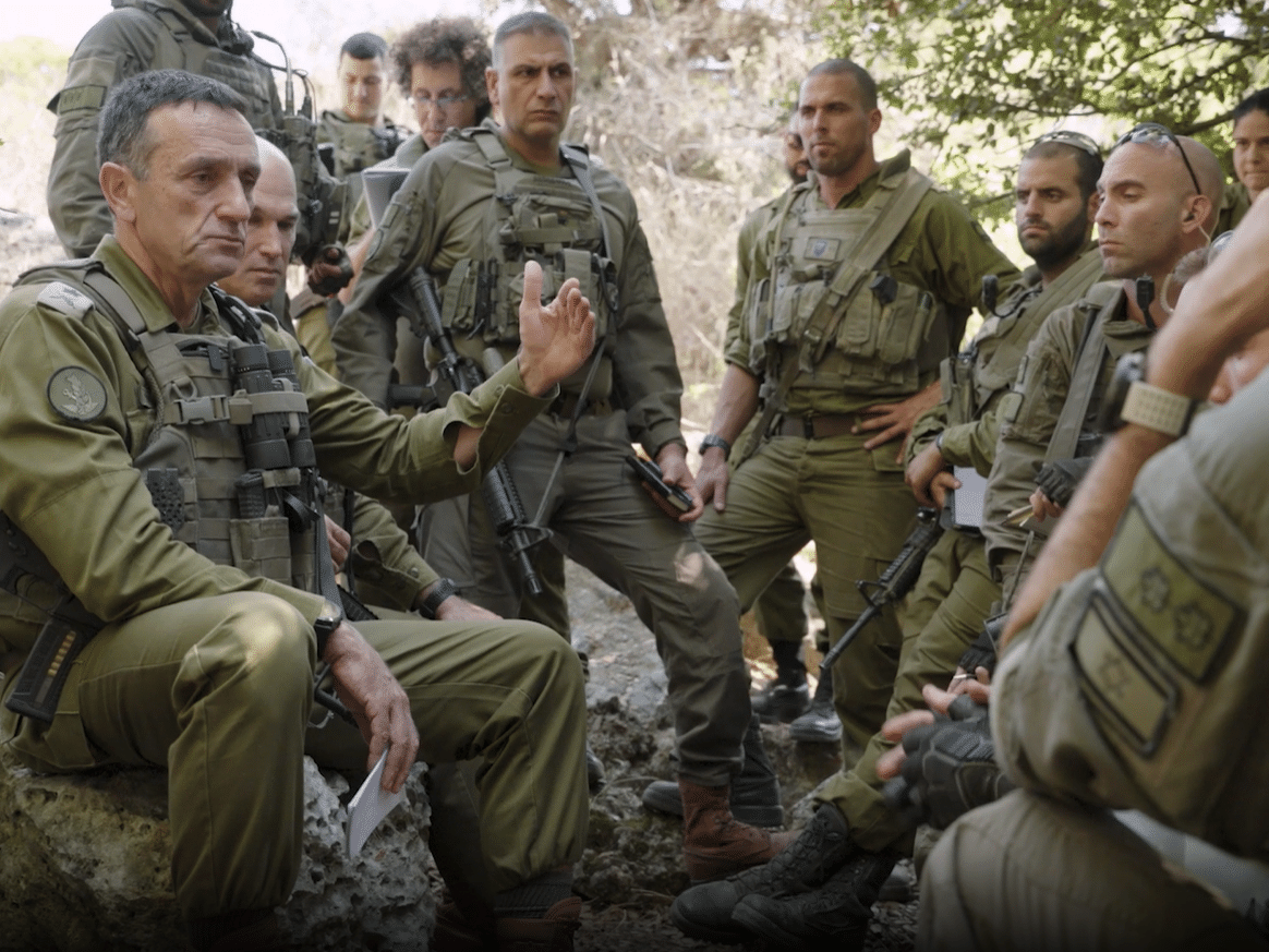 Israel mantém operações em Gaza e Irã com estratégia calculada, afirma analista