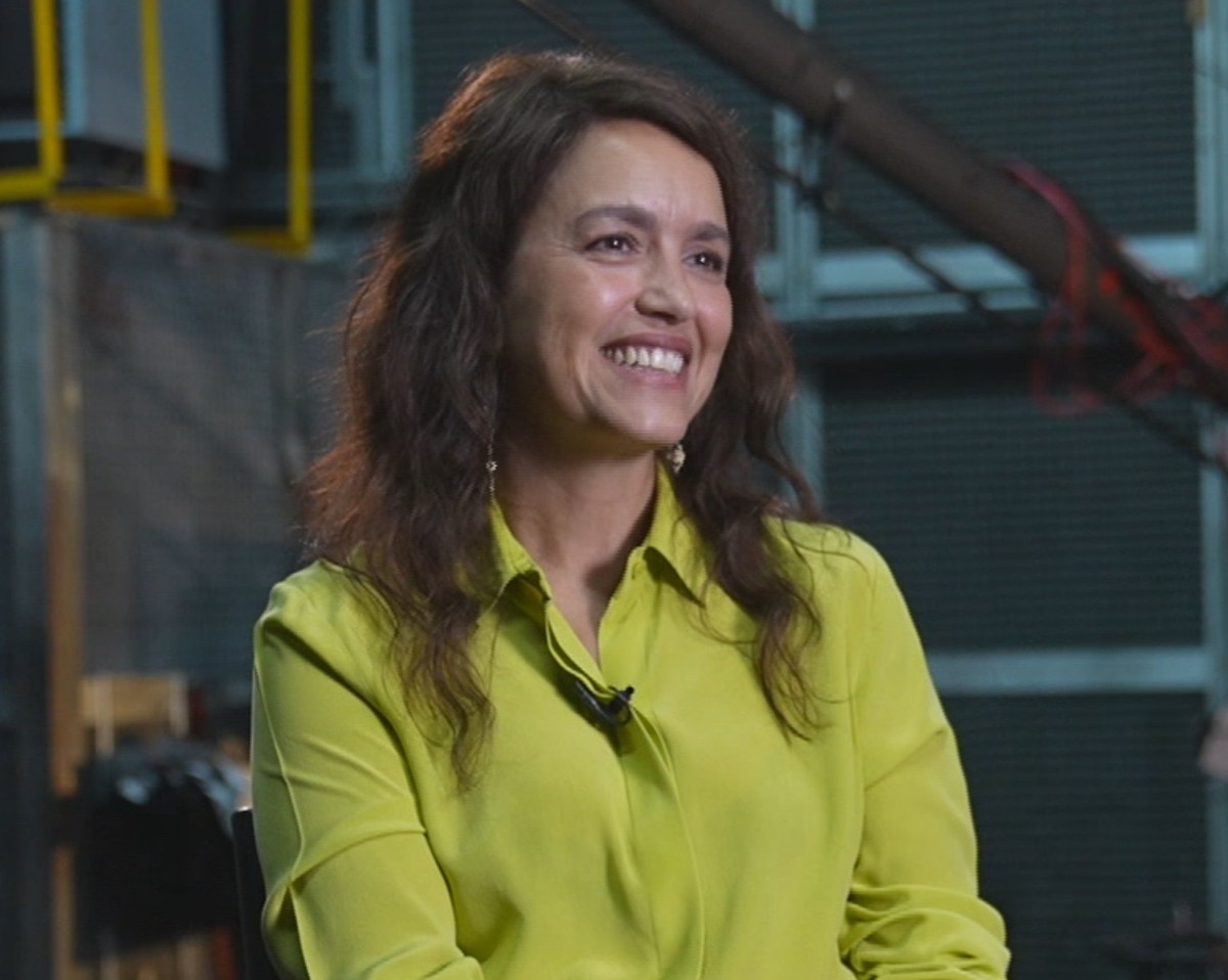Manuela Dias provoca internautas sobre morango do amor na novela