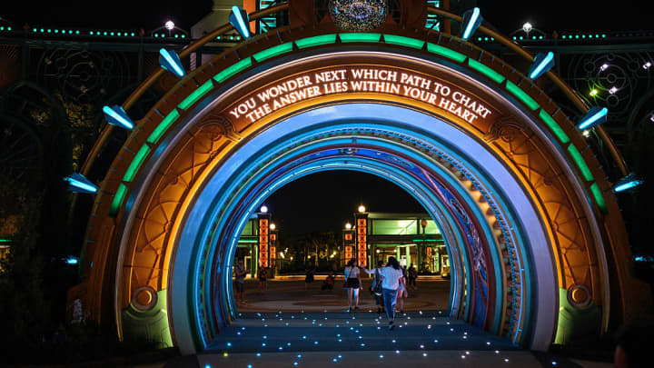 A entrada do portal do Epic Universe, parque temático em Orlando, Flórida, EUA, no sábado, cinco de abril de dois mil e vinte e cinco. (Foto: Thomas Simonetti | Bloomberg | Getty Images)