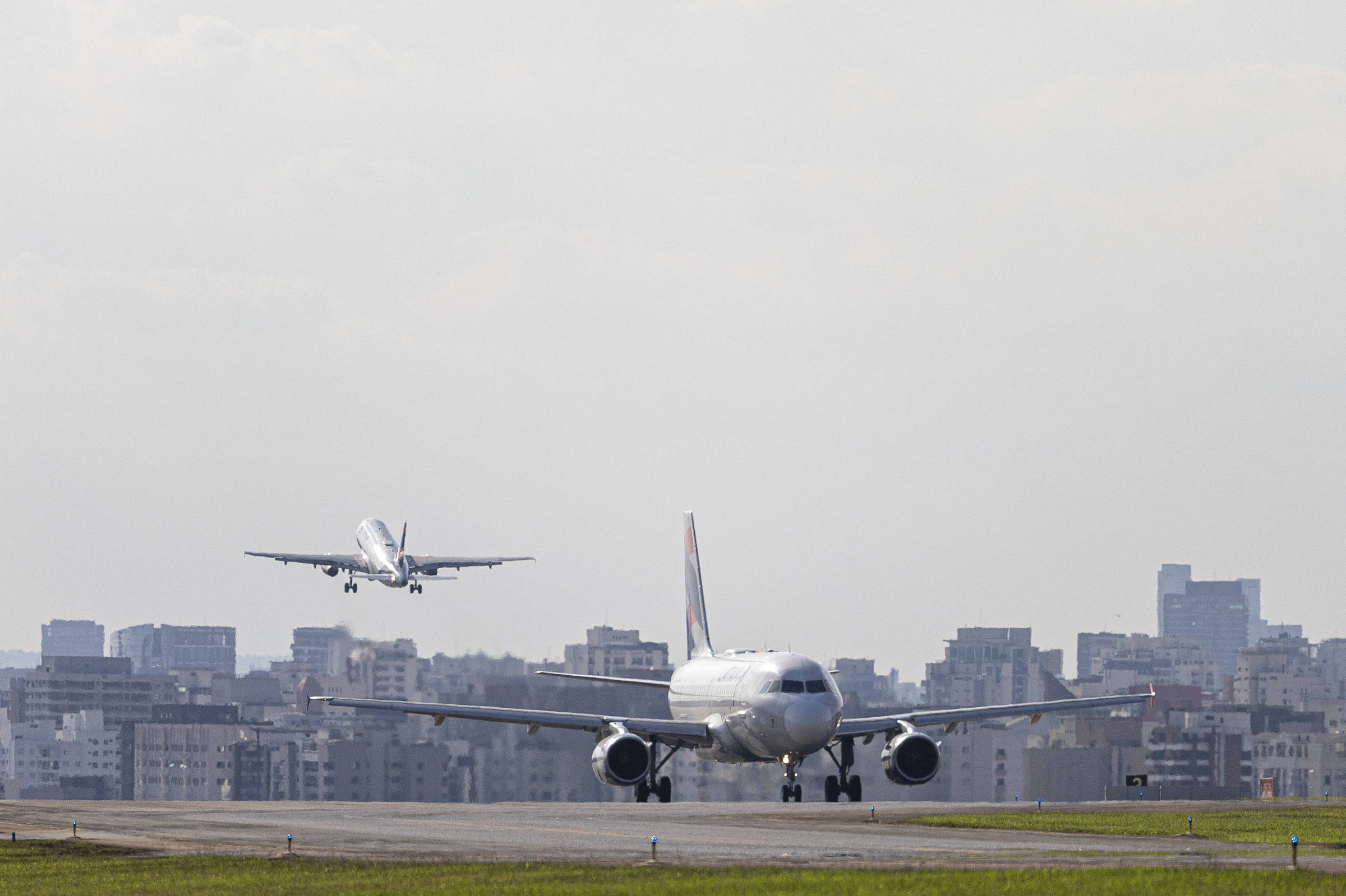 Pista de decolagem do aeroporto de Congonhas, em São Paulo. (Foto: Danilo Verpa - Folhapress)