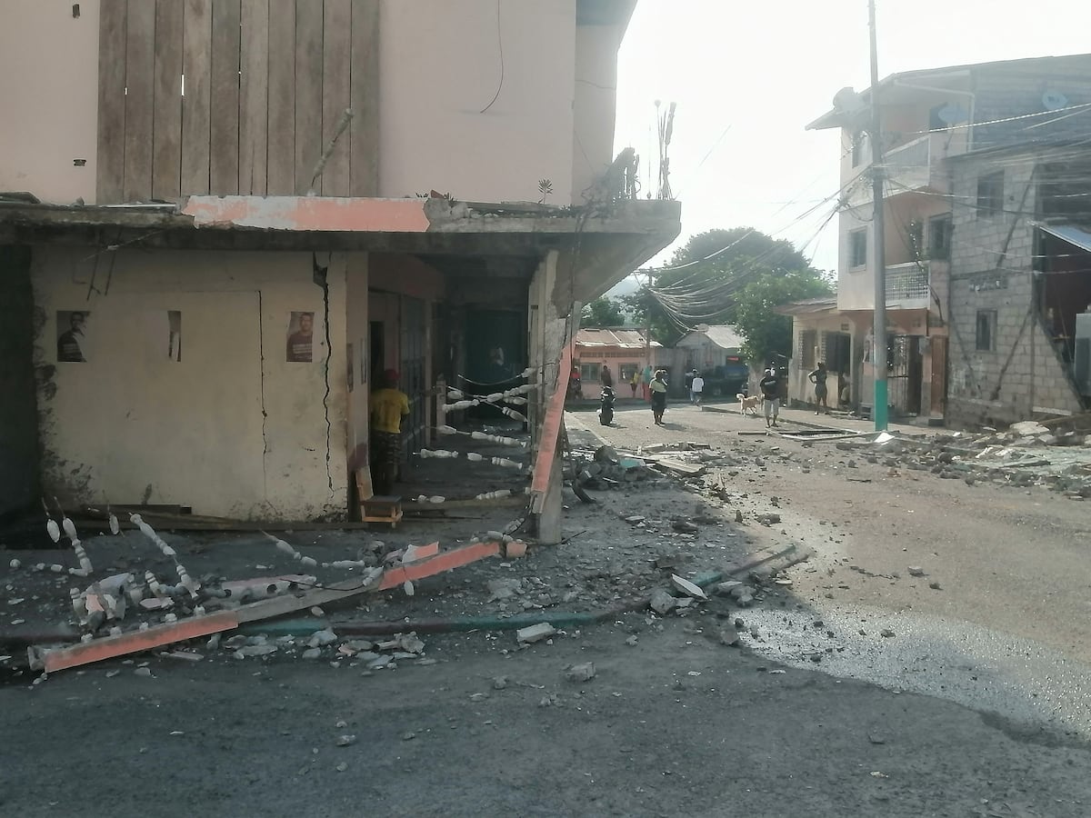 Edificios danificados pelo sismo em Esmeraldas, Equador, em 25 de abril de 2025. (Foto: Miguel Pacheco - Reuters)