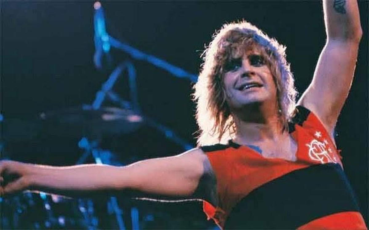 Ozzy Osbourne relembra momentos com camisas de clubes como Flamengo e Corinthians