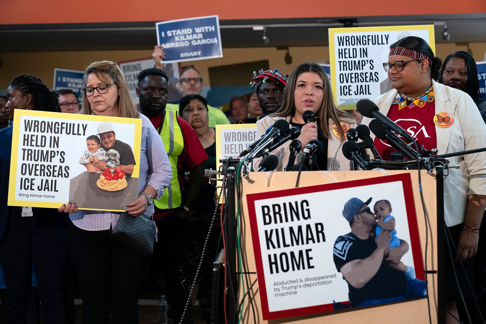 Jennifer Vásquez Sura (direita), a esposa de Kilmar Abrego García, em Maryland, no dia 4 de abril. (Foto: Jose Luis Magana/AP)