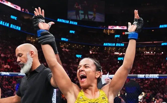 Natalia Silva vence Alexa Grasso no UFC 315. (Foto: Reprodução X/UFCNews)