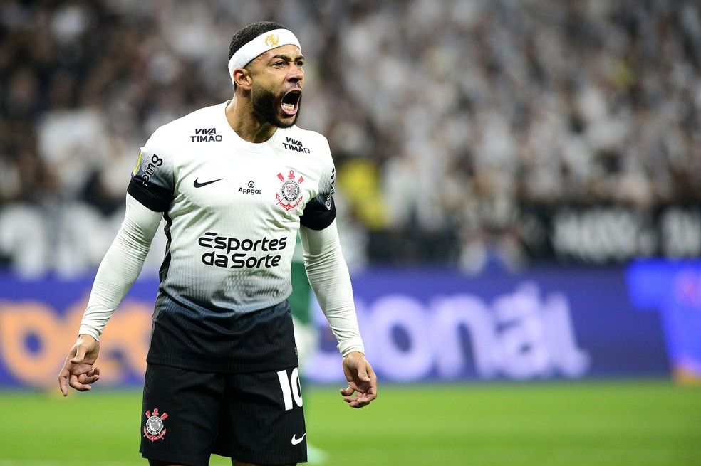 Memphis Depay busca quebrar o maior período sem gols com a camisa do Corinthians (Foto: Marcos Ribolli)