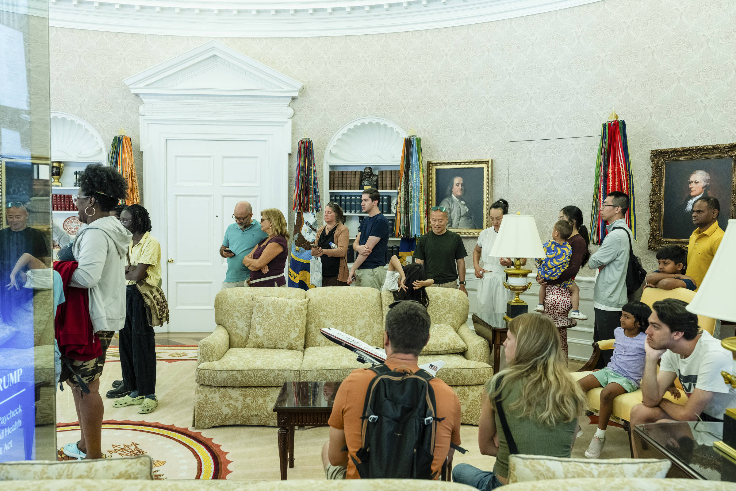Exposição em Washington apresenta réplica do Salão Oval sem decoração de Trump