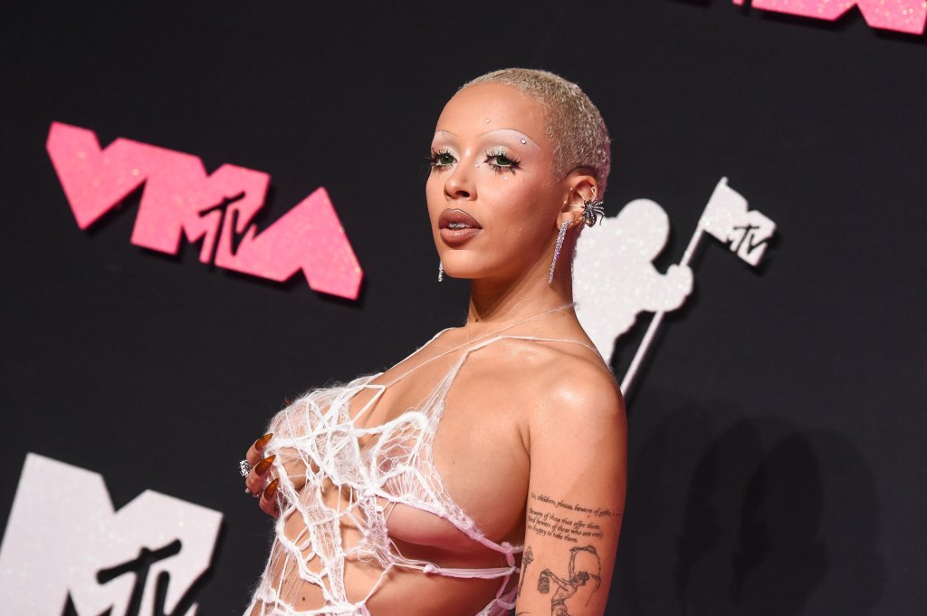 Doja Cat revela seu produto labial favorito por apenas R$ 14 e onde comprar