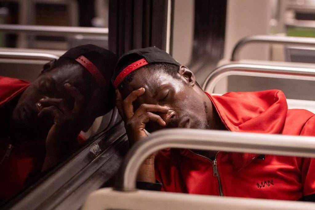O cansaço mental é um dos sintomas do burnout, que leva as pessoas a fantasiar formas de sair daquela situação. (Foto: Getty Images via BBC)