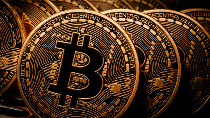 Cresce o número de empresas que compram bitcoin, mas risco de queda aumenta