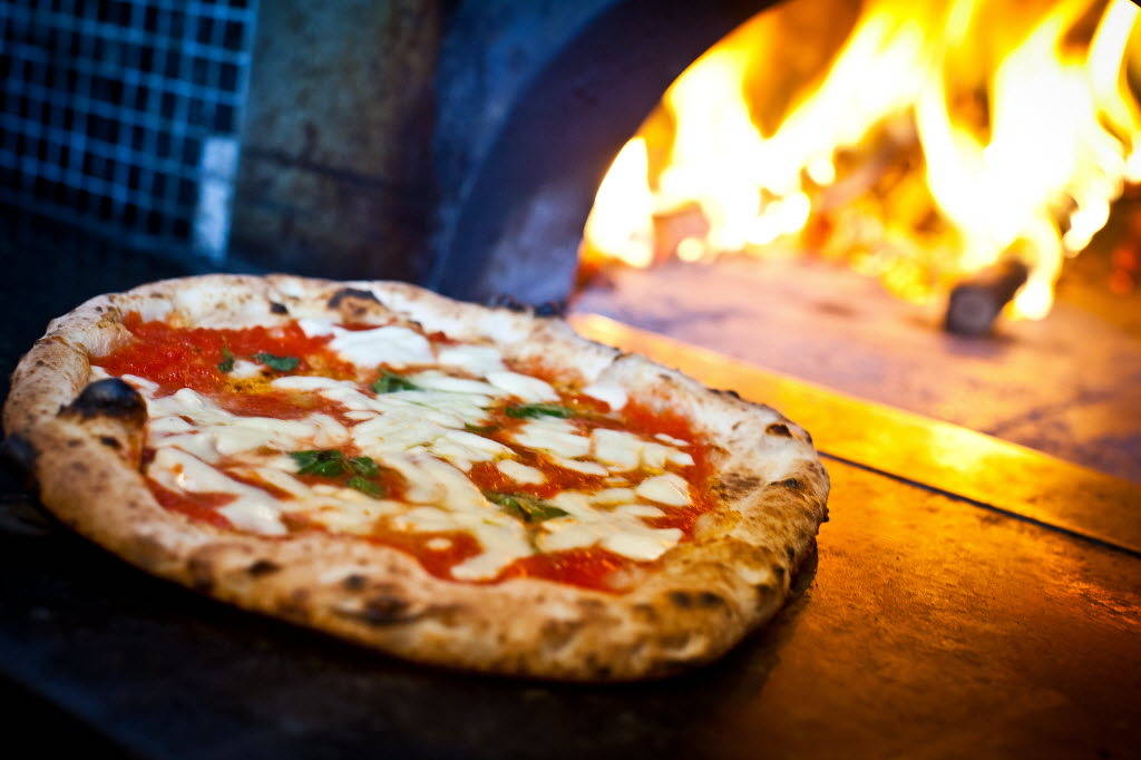Pizza marguerita da Leggera, feita à moda napolitana (Foto: Letícia Moreira/Folhapress)
