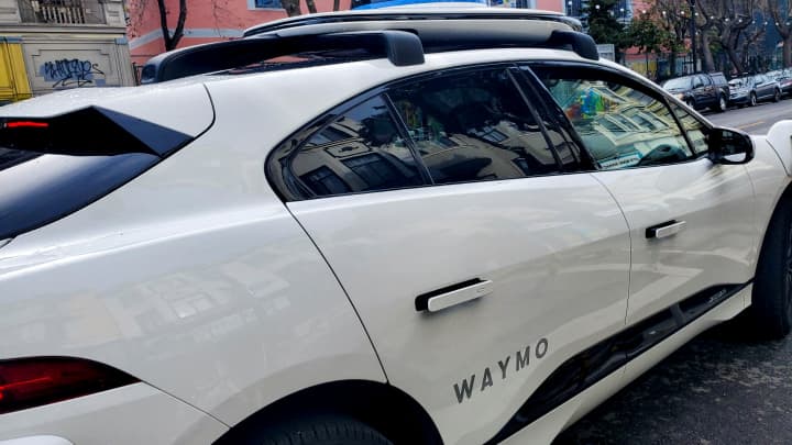 Waymo anuncia chegada do serviço de robotáxi em Dallas para 2026