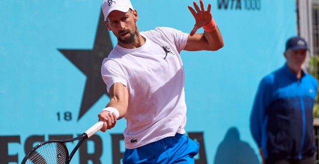 Novak Djokovic conversou com os jornalistas em Madri em sua primeira coletiva na expectativa de sua estreia na competição nesta sexta-feira. Dada a desistência de Carlos Alcaraz por lesão, ele foi questionado sobre o tema. (Foto: Reprodução/Tenis News)