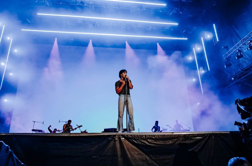 Benson Boone apresenta versão de 'Seventeen Going Under' no Festival de Montreux