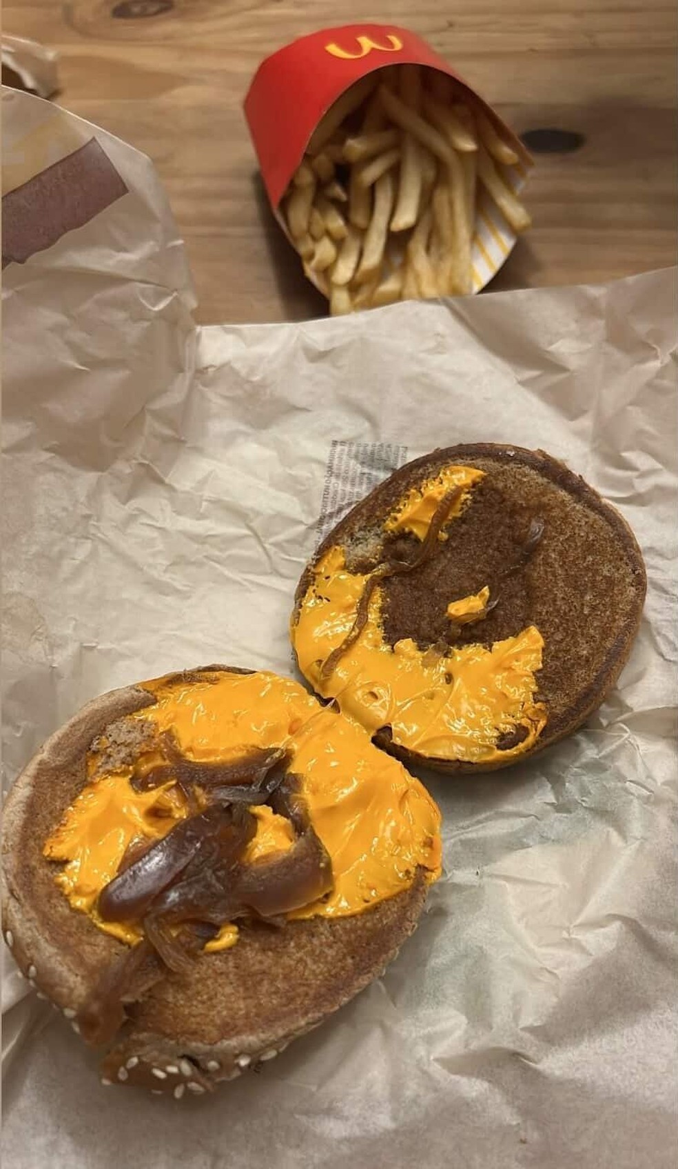 Cliente se surpreende ao receber lanche do McDonald's sem carne e reclama