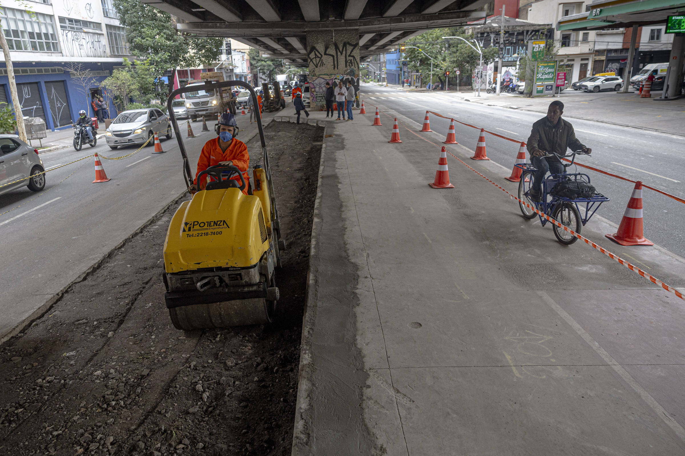 Bolsão de estacionamento em parte do canteiro debaixo do Minhocão (Foto: Danilo Verpa - 29.abr.2025/Folhapress)