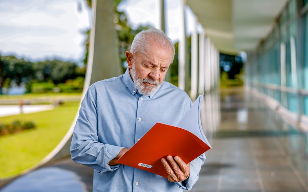 Presidente Lula lê documento no Palácio da Alvorada, em Brasília (Foto: Ricardo Stuckert/Presidência da República)