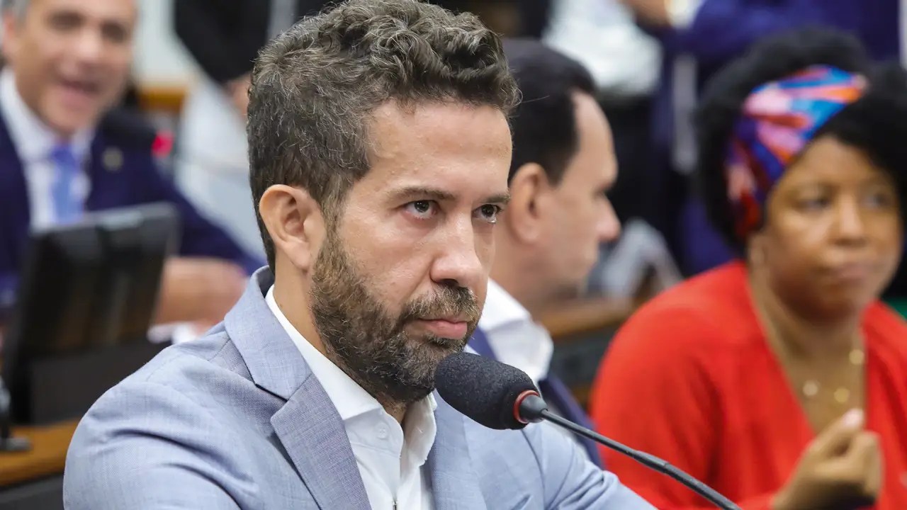 Prefeita de Ituiutaba pede proteção judicial contra deputado por chantagem com fotos íntimas