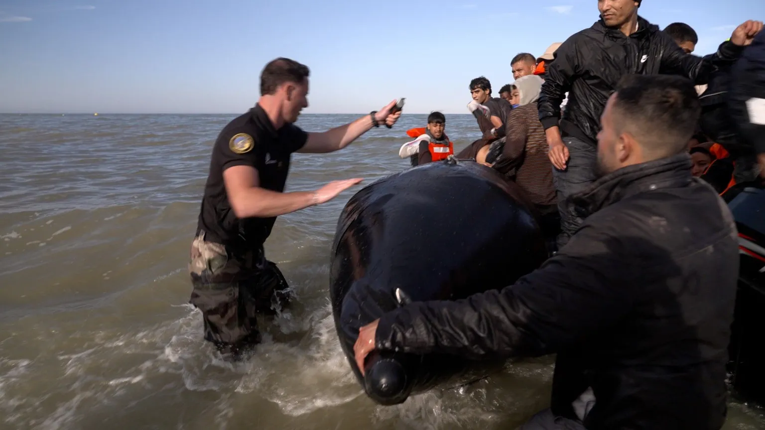 Polícia francesa apreende barco de migrantes rumo ao Reino Unido na praia