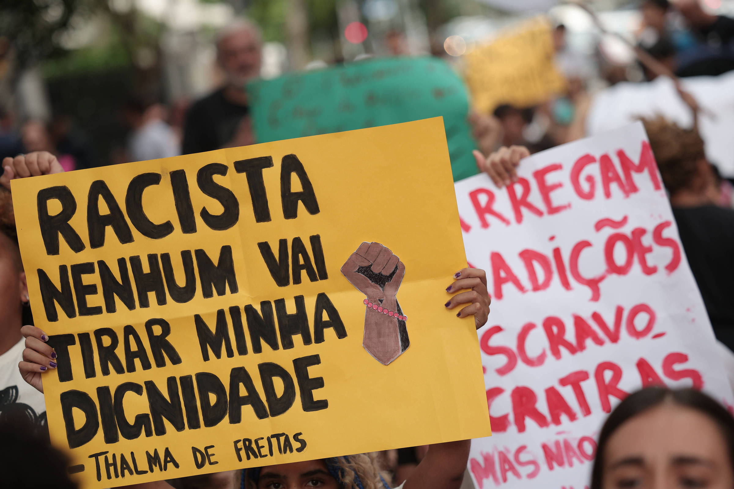 Manifestantes fazem ato em resposta ao episódio de racismo sofrido por alunos do colégio Equipe no shopping Pátio Higienópolis, em São Paulo (Foto: Danilo Verpa - 23.abr.25/Folhapress)