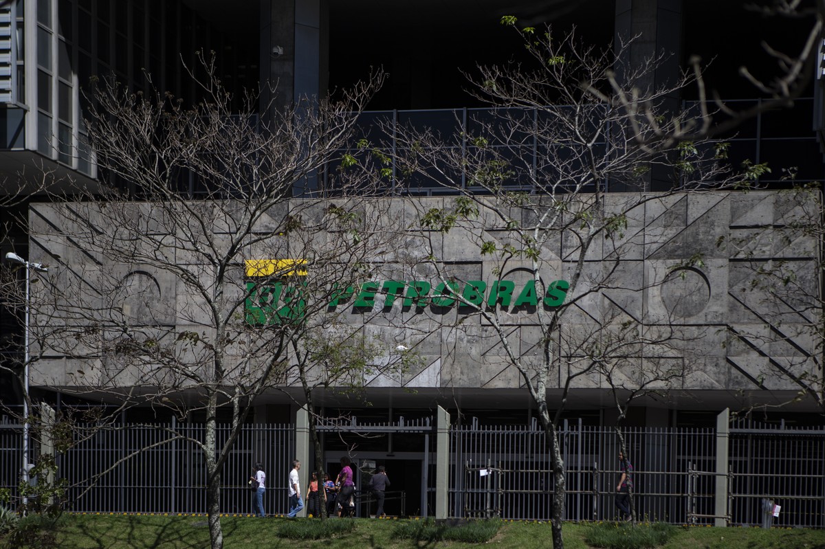 Fachada do prédio da Petrobras no Centro do Rio: a presidente da estatal, Magda Chambriard, afirmou que 'é hora de apertar os cintos' (Foto: Agência O Globo)
