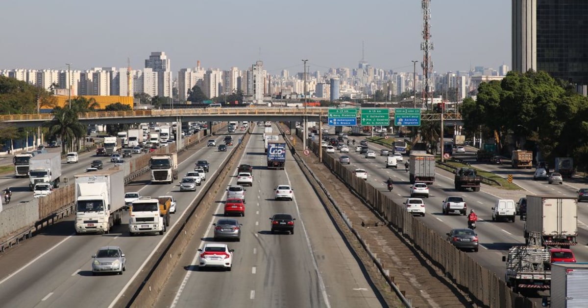 Rodovia Presidente Dutra na altura da Grande São Paulo, com tráfego de carros e caminhões. (Foto: Rovena Rosa/Agência Brasil)