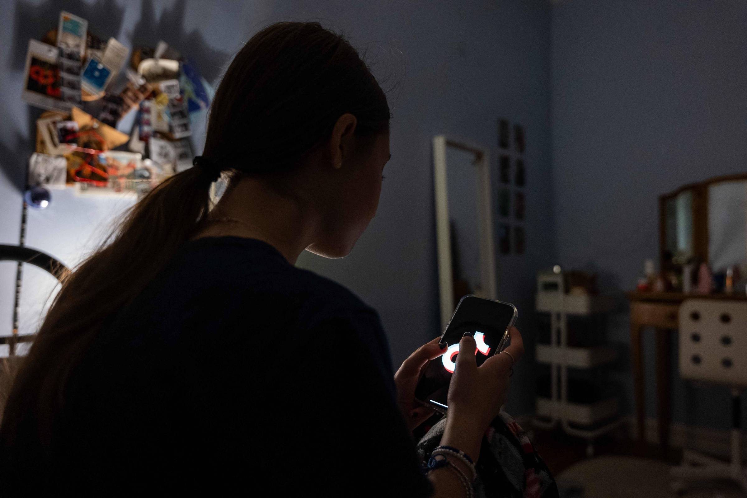 Adolescentes estão usando chatbots para mandar mensagens sexuais. (Foto: Spencer Platt/Getty Images via AFP)