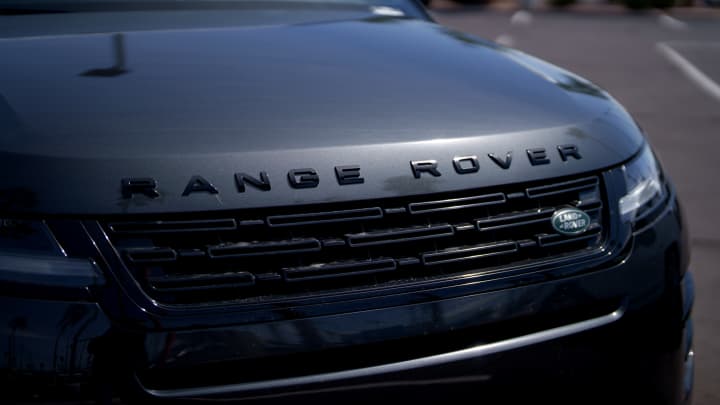 Veículos do lado de fora de uma concessionária Land Rover em Tucson, Arizona, Estados Unidos, na terça-feira, 1 de abril de 2025. (Foto: Bloomberg | Bloomberg | Getty Images)