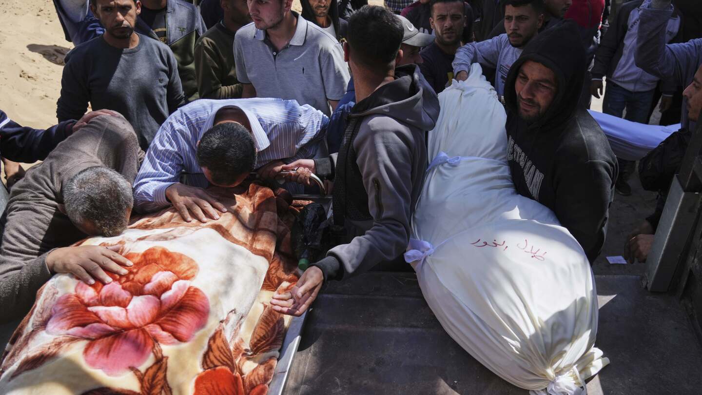 Palestinos lamentam as mortes de seus parentes que foram mortos em um ataque aéreo israelense, enquanto são levados ao Hospital Shifa na Cidade de Gaza, no sábado, 26 de abril de 2025. (Foto: AP Photo/Jehad Alshrafi)