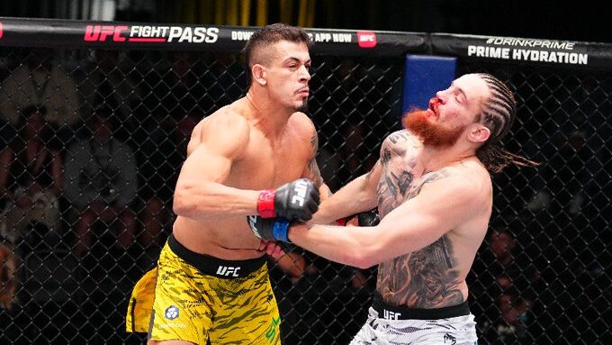 Marco Tulio nocauteou Ihor Potieria no UFC Las Vegas 101 (Foto: Twitter/UFC News)