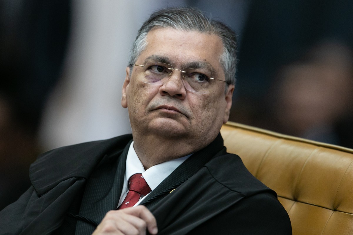 Dino critica Bolsonaro por 'sequestro da economia' e defende tornozeleira eletrônica