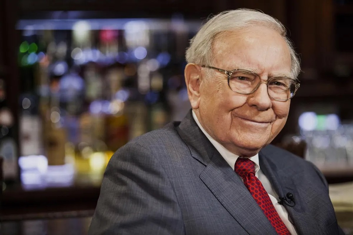 Buffett, 94 anos, é agora a 4ª pessoa mais rica do mundo e uma das duas únicas do top 20 da lista que aumentaram a riqueza este ano (Foto: Chris Goodney/Bloomberg)